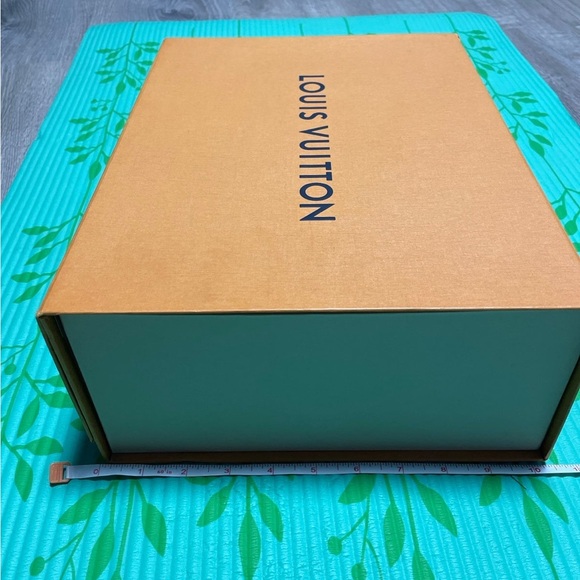 Empty box - Picture 2 of 4